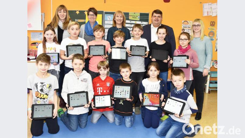 bei der Präsentation der i-pads im Rahmen einer Unterrichtsstunde (hintere Reihe von links): Lehrerin Theresia Grohmann, Rektorin Gabi Pirner, Schulverbandsvorsitzende Brigitte Bachmann, 1.Bürgermeister Dieter Dehling und die stellvertretende Schulleiterin Morin Stauber Bild: no