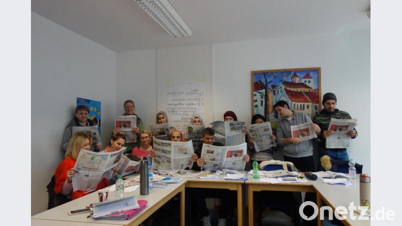 Die Lektüre der Sulzbach-Rosenberger Zeitung gehört zum Programm des Deutsch-Kurses für Zuwanderer. Bild: cog