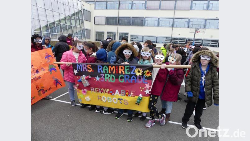 Die Schüler der dritten Klasse von Lehrerin Ramirez rufen zur Wiederverwertung technischer Geräte auf. Bild: rn