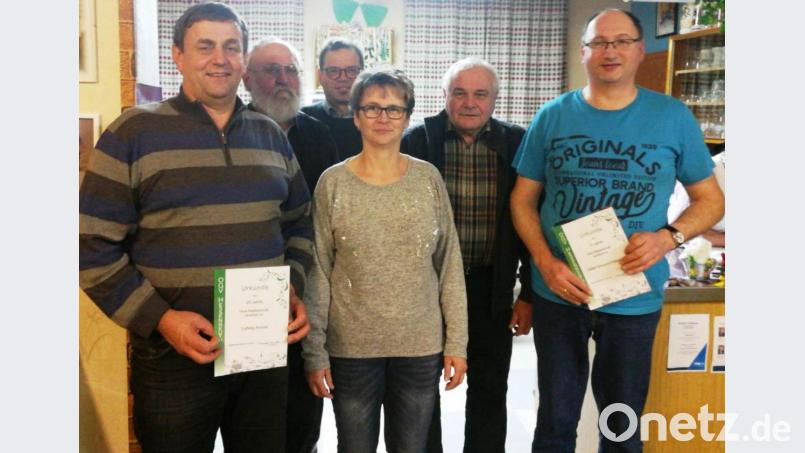 Mitglieder, die dem Hessenreuther Obst- und Gartenbauverein die Treue halten. Von links: Ludwig Arnold (20 Jahre) sowie Rainer Rupprecht (35 Jahre), ferner Detlef Schraml-Pöllmann für seine zehnjährige Zugehörigkeit sowie Reinhold Hirmer für 20 Jahre (von rechts). Die Ehrung nehmen Kreisgartenfachberater Harald Schlöger und Vorsitzende Manuela Schmiegel (Dritter und Vierte von links) vor. Nicht auf dem Bild: Erhard Stock, Ludwig Schmiegel und Josef Prischenk. Bild: mng