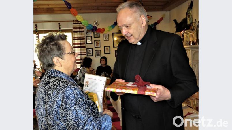 Stadtpfarrer Georg Flierl wünschte der Jubilarin weiterhin viele schöne und gesunde Jahre. Bild: ubb