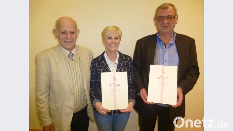 Sie halten der KAB Freihung seit 25 Jahren die Treue: Eveline und Georg Fritsche, denen KAB-Chef Manfred Fritsche (links) gratuliert. Bild: bk