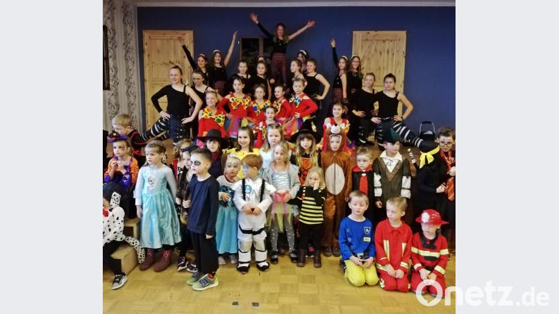 Viele verkleidete kleine Narren feiern den Ausklang des Faschings mit der Pleysteiner Kinder- und Jugendgarde. Bild: zer