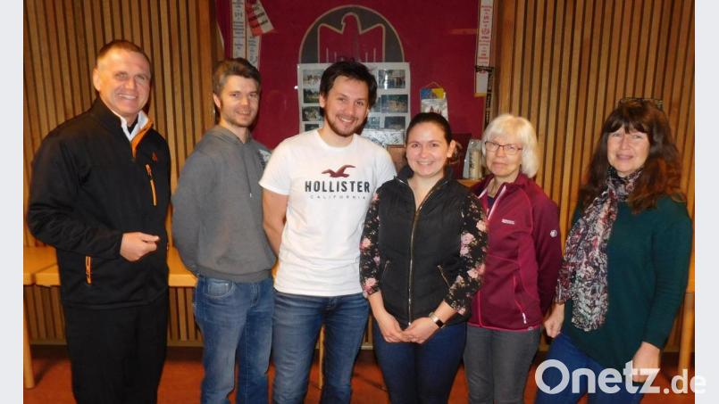 Claudia Fischer (von rechts), Karin Gillich, Jessica Schumacher, Lukas Giestl und Markus Gillich stehen auch 2020 an der Spitze der Falken. Es gratulierte Dritter Bürgermeister Wolfgang Hübner (links). Bild: hai