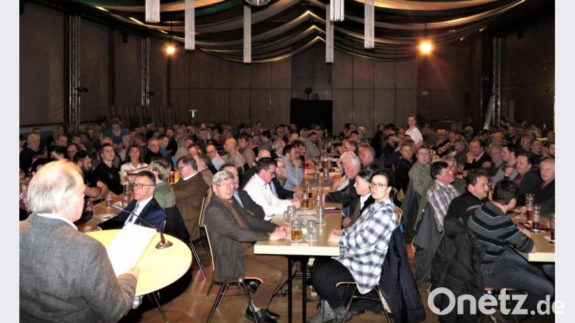 Das Interesse am Zustand der Wälder ist groß: 220 Teilnehmer kommen zur Jahreshauptversammlung der Forstbetriebsgemeinschaft. Bild: ubb