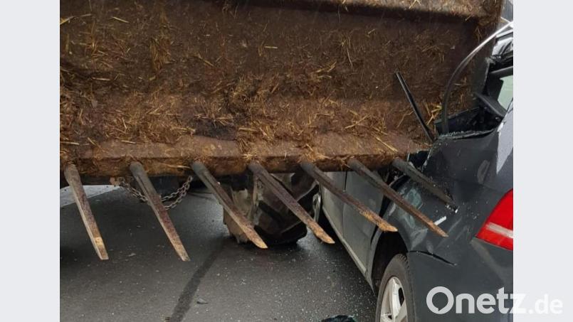 Ein Frontlader mit Mistgabel durchbohrte in Mimbach die Seitentür eines Autos.. Auf der Rücksitzbank saßen zwei neun Monate alte Zwillinge in ihren Maxi-Cosis. Sie blieben zum Glück unverletzt. Bild: Polizei