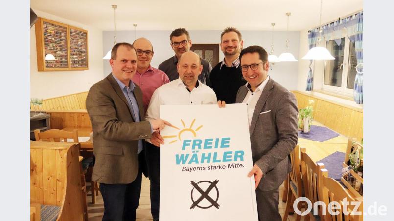 Die Freien Wähler Speinshart haben zum Bürgergespräch nach Tremmersdorf eingeladen. Dabei stellen (von links) FW-Vorsitzender Holger Götz, Johannes Schmid (Bürgermeisterkandidat aus Schlammersdorf), Robert Kausler, Manfred Plößner (Kreisverbandsvorsitzender und Bürgermeisterkandidat aus Vorbach), Landratskandidat Tobias Groß und Landtagsabgeordneter Tobias Gotthardt (von links) Bild: jma