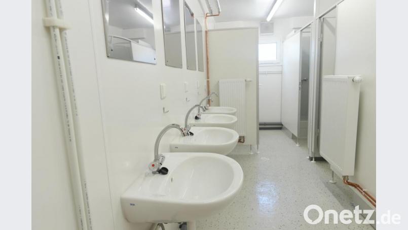 Auf einer Damentoilette an der Raststätte Waldnaabtal-Ost (Symbolbild) hat ein Lkw-Fahrer laut Polizei eine Frau in ihrer Kabine fotografiert. Der Mann konnte gefasst werden. Symbolbild: Jörg Carstensen/dpa