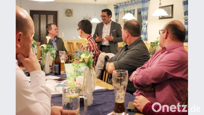 Landtagsabgeordneter Tobias Gotthardt spricht bei der Bürgerversammlung der Freien Wähler Speinshart in Tremmersdorf. Bild: jma