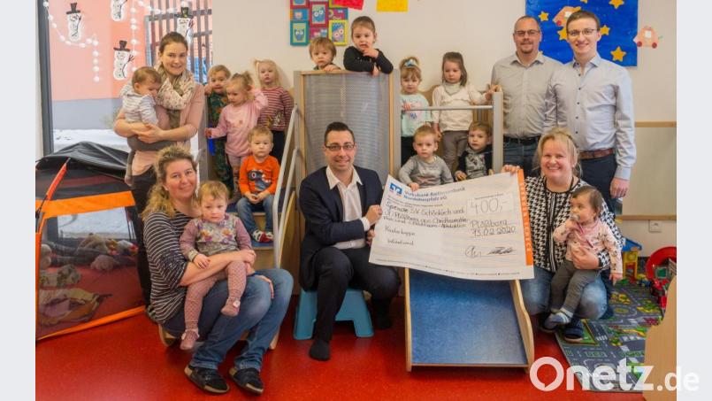 Die Leiterin der Kinderkrippe Wirbelwind in Plößberg Stephanie Siegert (rechts knieend) und ihr Team bedankten sich bei JU-Vorsitzendem Michael Haubner (vorne Mitte) und seinen beiden Begleitern Florian Löw und Stephan Trautner (hinten von rechts) Bild: flt