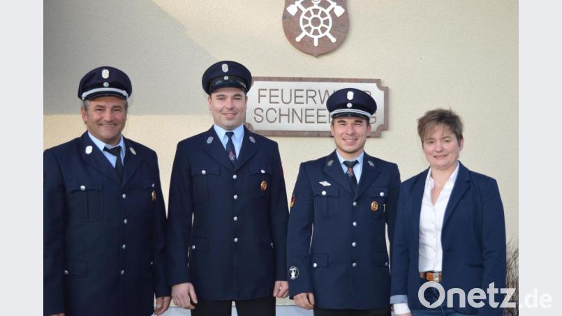 Bürgermeisterin Sonja Meier bedankte sich beim bisherigen zweiten Kommandanten der Feuerwehr Schneeberg, Alois Dirschwigl (links), und gratulierte seinem Nachfolger Sebastian Lößl (Zweiter von links). Den Glückwünschen schloss sich der erste Kommandant Christian Winnerl (Zweiter von rechts) an. Bild: bej