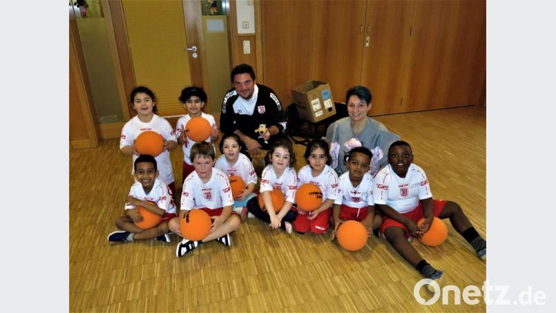 Die Buben und Mädchen sind sehr stolz, dass ihre Kinderpflegerin Ria Schwarz (rechts) den Fußballtrainer Patrick Niebler (Mitte hinten) ins Haus geholt hat. Bild: ubb
