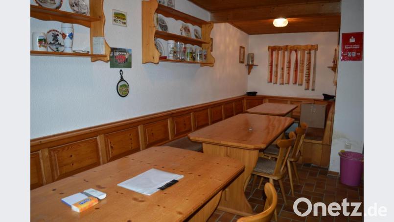 Nur etwa 20 Personen können sich bisher im Aufenthaltsraum im Feuerwehrhaus in Pondorf an die Tische setzen. Durch einen Umbau soll mehr Platz geschaffen werden. Bild: bej