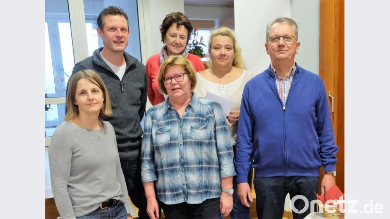 FU-Vorsitzende Renate Müller und Schatzmeisterin Irmgard Schreglmann (Dritte und Vierte von links) freuen sich immer wieder, wenn sie Gelder aus den Einnahmen eigener Veranstaltungen an Vereine im Dorf weitergeben darf. Die Vereinsvertreter (von links) Angelika Feige, Jörg Toth, Sabine Schreglmann und Erich Nickl nehmen die Unterstützung dankbar an. Bild: wlr