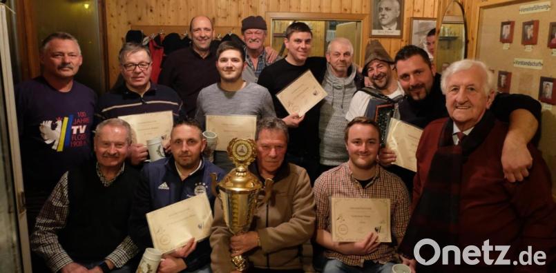 Den Sieg beim 25. Hermann-Gollwitzer-Gedächtnis-Turnier am Rosenmontag holt sich das Team der RVSG Altenstadt, die damit den von Harald Gollwitzer gestifteten Wanderpokal gewannen. Fred Lehner (rechts) verabschiedet sich als Schirmherr. Bild: le