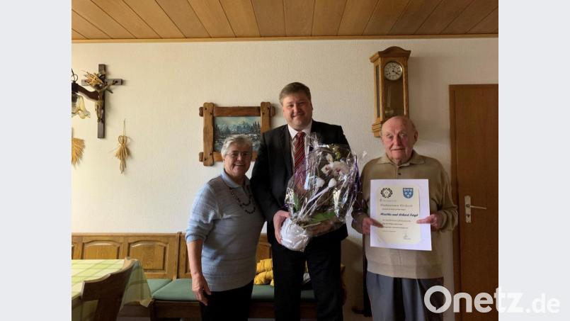 Martha und Erhard Feigl sind seit 60 Jahren verheiratet. Bürgermeister Stefan Braun (Mitte) gratuliert zum Fest der Diamantenen Hochzeit. Bild: exb