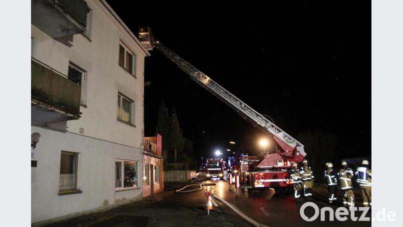 Mittels Drehleiter wurde der Brand gelöscht. Bild: kro
