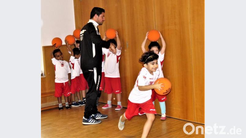 Jugendtrainer Patrick Niebler zeigt, wie&#039;s geht. Schon sausen die Kinder mit den Bällen los. Bild: ubb