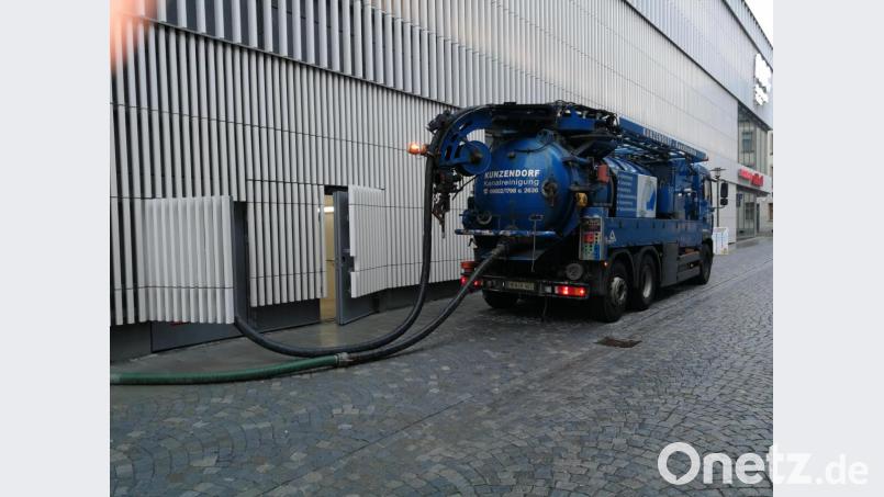 Eine Kanalreinigungsfirma arbeitet an der Reparatur der Hebeanlage. Ein technischer Fehler an der Anlage sorgte am Mittwoch dafür, dass die Toiletten im NOC gesperrt werden mussten. Bild: R. Kreuzer