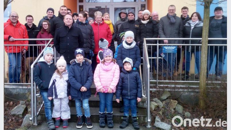 Am Kindergarten war Ausgangspunkt für einen informativen Spaziergang entlang des nach Oberbibrach geplanten Radweges. Eingeladen hatte die Unparteiische Wählergruppe. Bild: br