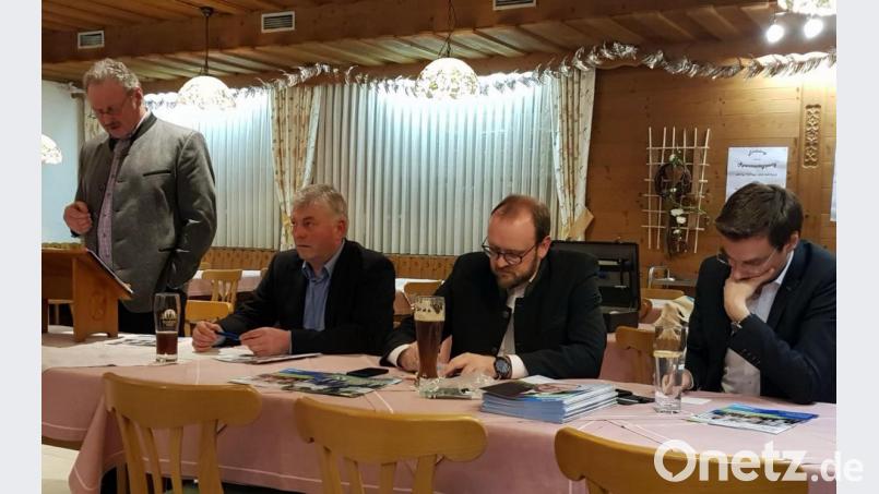 Die beiden CSU Vorsitzenden Josef Stangl (von links) und Josef Beck stellten die Ziele für ihre Gemeinde Püchersreuth vor. Landrat Andreas Meier und CSU Kreisvorsitzender Dr. Stephan Oetzinger sprachen über die Kreispolitik. Bild: bgm