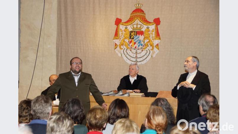 Wer spricht die Wahrheit vor dem Herrn Rat (Ludwig Zwick/Mitte): Der Kläger Held (Johannes Gillitzer/links) oder der Totengräber Wastlhuber (Herbert Spichtinger/rechts)? Bild: mmj