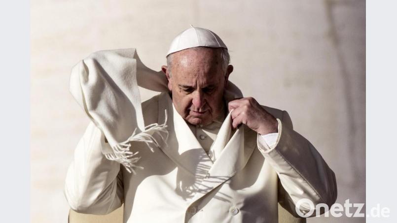 Wind wirbelt den Schal von Papst Franziskus durcheinander als er auf Petersplatz kommt. Heftiger Gegenwind bläst dem Oberhaupt der katholischen Kirche auch aus den Reihen der Kardinäle und Bischöfe entgegen. Der Journalist Marco Politi spricht deshalb vom inneren Bürgerkrieg in der Kirche. Bild: Angelo Carconi/EPA