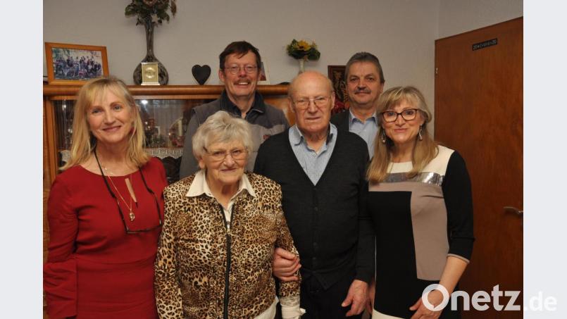 Josef Eger (Dritter von rechts) freut sich an seinem 85. Geburtstag auch über die Glückwünsche von Bürgermeister Andreas Wutzlhofer (Zweiter von rechts). Bild: dob