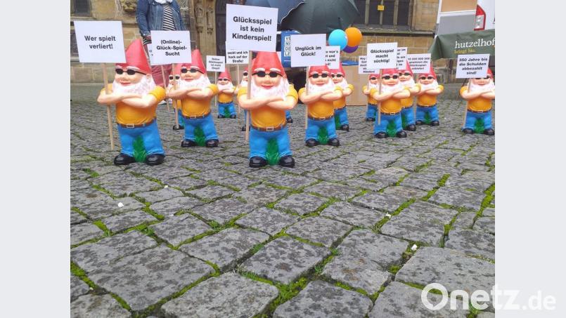 So sehen sie aus, die Gartenzwerge der Caritas: Sie warnen vor der Gefahr, die vom Glücksspiel ausgeht. Bild: tk