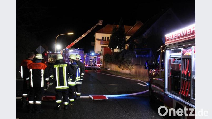 Kurz vor 5 Uhr wurden die Feuerwehren zu einen Zimmerbrand in Plößberg gerufen. Bild: kro