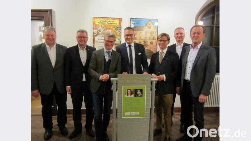 Landrat Richard Reisinger, Bürgermeister Michael Göth, Staatsminister Bernd Sibler, Heribert Tommek, Martin Krafl, MdL Harald Schwartz und Bezirksrat Richard Gassner (von links) bei der feierlichen Vertragsunterzeichnung im Literaturhaus Oberpfalz. Bild: aks