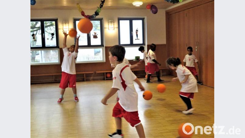 Im Ballwerfen und -auffangen sind die Buben und Mädchen schon sehr gut. Bild: ubb