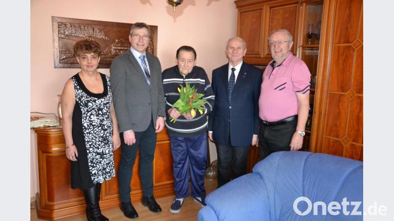 Bürgermeister Hermann Ach (Zweiter von links) und Pfarrer Josef Most (Zweiter von rechts) sowie Eckhardt Raschke mit Lebensgefährtin gratulierten Josef Krieglstein (Mitte) zum 90. Geburtstag. Bild: gi