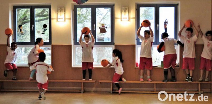 Die Kinder spielen begeistert mit, was ihnen Trainer Patrick sagt. Bild: ubb