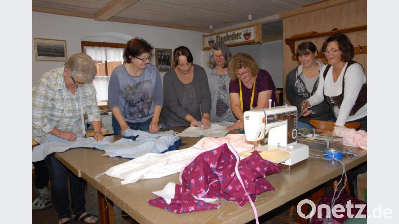 Frauen von Trachtenvereinen aus der Oberpfalz kamen zum Trachtennähkurs nach Schmidmühlen. Gemeinsam geht es eben besser. Bild: pop