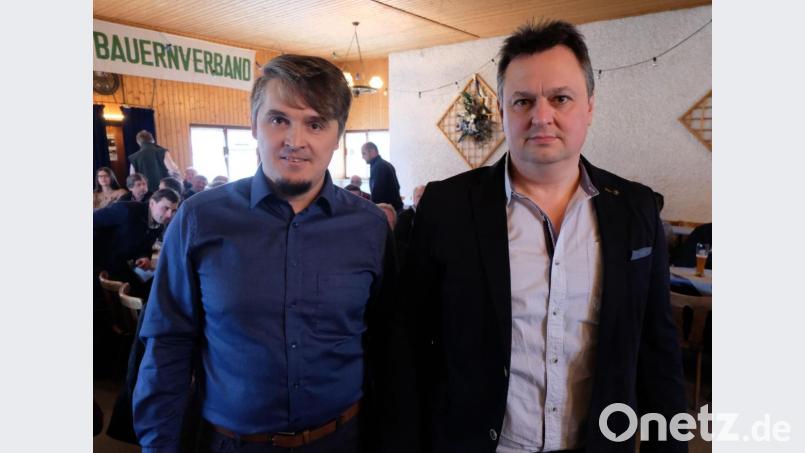 Endlich aus der Blase der Schuldigen herauskommen, forderten Stefan Adam und Andreas Fischer (von links) von der Initiative "Land schafft Verbindung" in der Aschermittwochversammlung im Theaterstodl in Diepoltsreuth. Bild: le