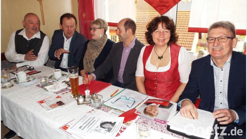 Gerhard Schnabel (von links), Richard Gaßner, Lisa Hartinger, Hans Ram, Ruth Müller und Georg Söldner beim Politischen Aschermittwoch des SPD-Ortsvereins Rieden-Vilshofen. Bild: e