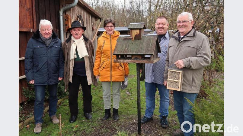 Die Natur- und Vogelfreunde danken ihrem Mitglied Heinrich Ellenberger für dessen Engagement um die heimische Vogelwelt (von links): Vorsitzender Horst Paulus, Heinrich Deinzer, Kassenführerin Sabine Kederer, Heinrich Ellenberger und Werner Berger. Bild: rha
