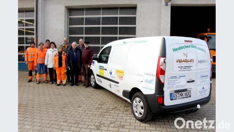 Über das neue Elektrofahrzeug der Gemeinde Neukirchen mit der Werbung der verschiedensten Firmen freuen sich Hans Loos (besondere Aufgaben), Helmut Sperber (Bauhof), Bürgermeister Winfried Franz, Manfred Stollner (Leitung Bauamt), Geschäftsstellenleiterin Kerstin Brüning (von rechts) und die Bauhofmitarbeiterin und Mitarbeiter. Bild: ds