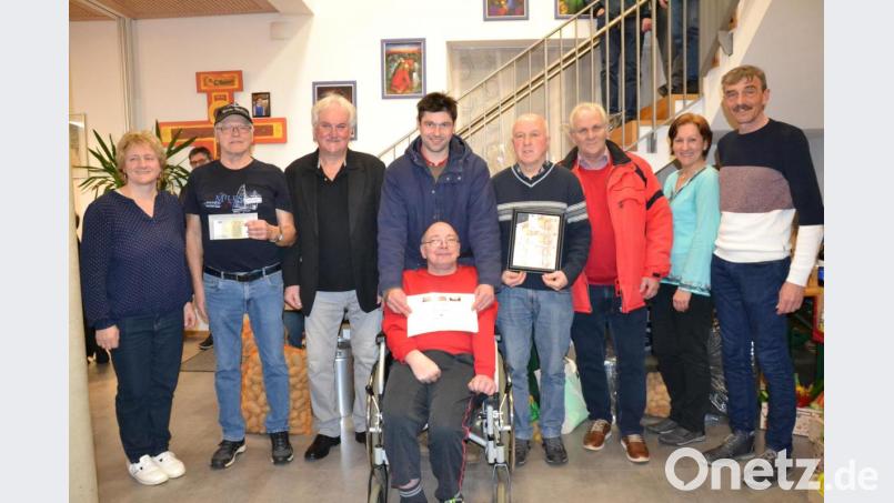 Die Gewinner des Preisschafkopfes des Pfarrgemeinderates Moosbach mit Organisator und Leiter Mike Steger (Dritter von links). Den ersten Preis holte sich Franz Vater (Vierter von rechts) und den zweiten Preis Horst Pommeranz (Zweiter von links). Bild: gi