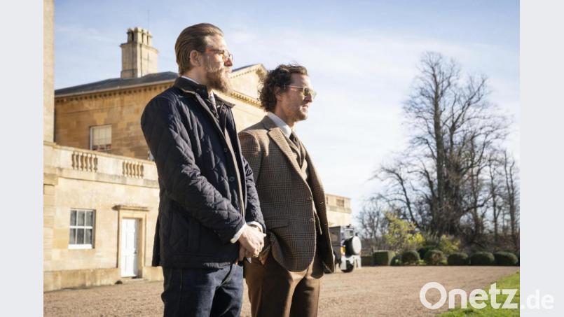 Matthew McConaughey (rechts) als Mickey Pearson und Jeremy Strong als Matthew Berger in "The Gentlemen". Bild: Universum Film/dpa
