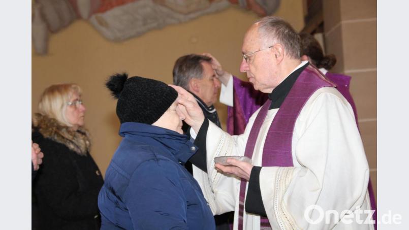 Pfarrer Ludwig Gradl zeichnet gemeinsam mit Kaplan Florian Weindler (verdeckt) den zahlreichen Gottesdienstbesuchern am Aschermittwoch in Hl. Dreifaltigkeit ein Aschenkreuz auf die Stirn. Bild: ads