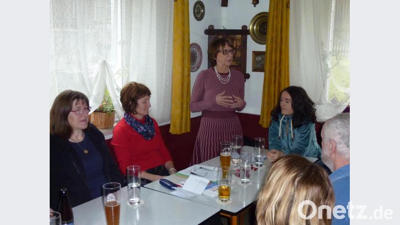 Die SPD Leuchtenberg traf sich in Preppach zur Wahlveranstaltung mit der stellvertretenden Landrätin Margit Kirzinger (stehend) aus Waidhaus. Kommissarische Vorsitzende Antje Koller (rechts daneben) und Listenanführerin Gerlinde Janker (links daneben) hören aufmerksam zu. Bild: exb