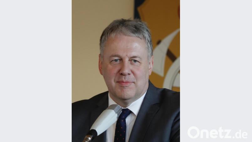 Landrat Richard Reisinger bedankt sich für die problemlose Zusammenarbeit zwischen Landkreis und Feuerwehr. Bild: mfh