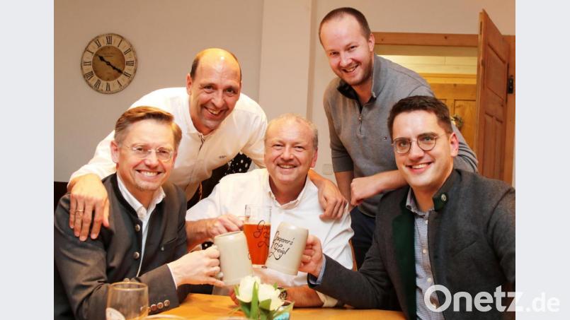 „Af an guadn Ratsch“ beim „Gogerer“ trafen sich am Samstagabend die Flosser CSU mit ihrem Bürgermeisterkandidaten Armin Betz (Mitte), ihrem Ortsverbandsvorsitzenden Sebastian Kitta (hinten rechts) und ihrem Fraktionssprecher Harald Gollwitzer (hinten links) mit dem parlamentarischen Geschäftsführer der CSU-Fraktion im Bayerischen Landtag, Tobias Reiß (vorne links), und mit dem EU-Abgeordneten und Landeschef der Jungen Union, Christian Doleschal (vorne rechts). Bild: lst