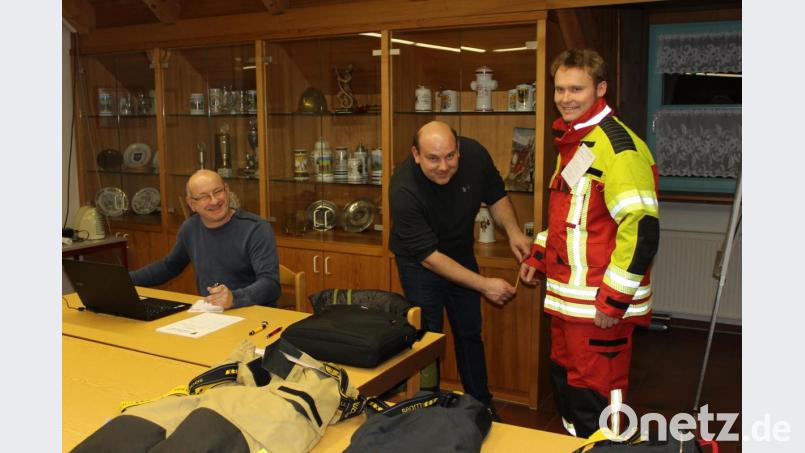 Zweiter Kommandant Wolfgang Gruber (links) notiert gewissenhaft die Maße seiner Feuerwehrleute, die von Johannes Dachs (Firma Kilian aus Zwiesel, Mitte) aufgenommen werden. Gruppenführer Daniel Grünbauer (rechts) freut sich schon jetzt auf den neuen Schutzanzug. Bild: fks