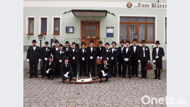Zum Gruppenbild stellen sich die schwarz gekleideten Riedener Mannsbilder beim Bärenwirt beim Start zum Riedener Fischzug auf. Bild: sön