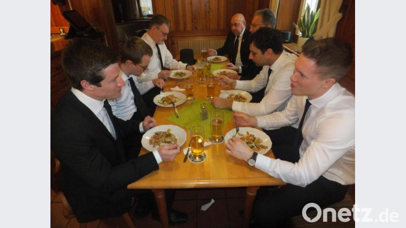 In stimmungsvoller Runde bereitet man sich auf das anstrengende Unternehmen vor. Bild: ibj
