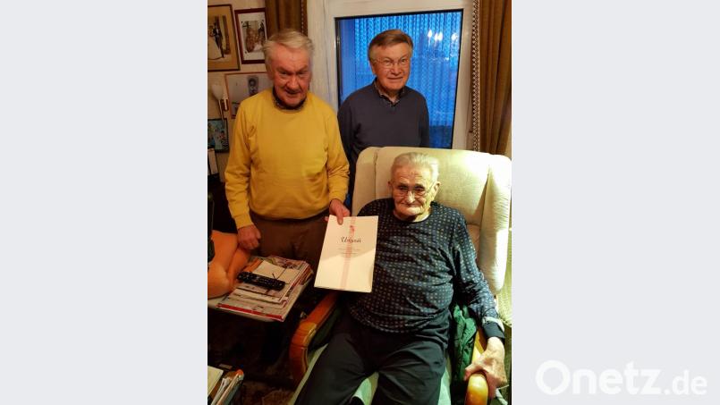 Seit 60 Jahren ist Alfons Zimmermann (sitzend) bei der KAB Speichersdorf. Fritz Fraunholz (links) und Josef Kohl dankten ihm für seine Treue. Bild: hai