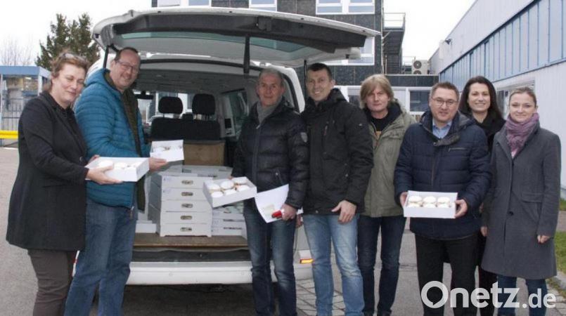 Allein 1500 Krapfen hatte die Firma Grammer für ihre Belegschaft bestellt. Die Betriebsräte um stellvertretende Vorsitzende Judith Uhlmann (links) nahmen die Lieferung von Michael Luig (Fünfter von rechts) entgegen. Bild: Michael Luig